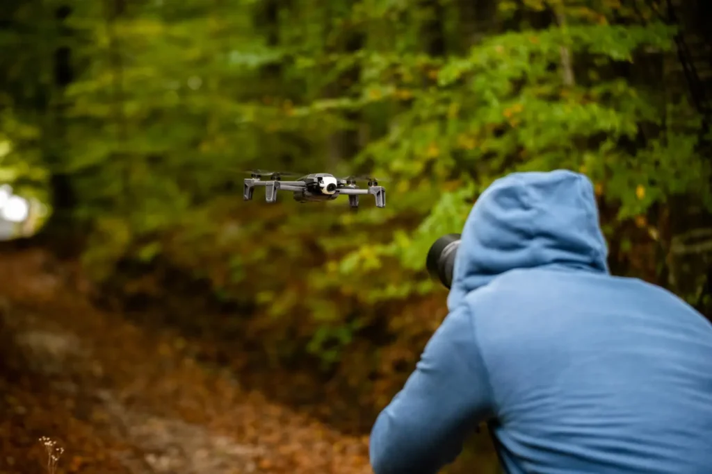 Dron profesional en vuelo durante una grabación con dron en la montaña