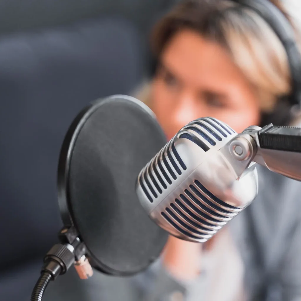 Sesión de locución profesional en Madrid para grabación de voz en proyectos audiovisuales