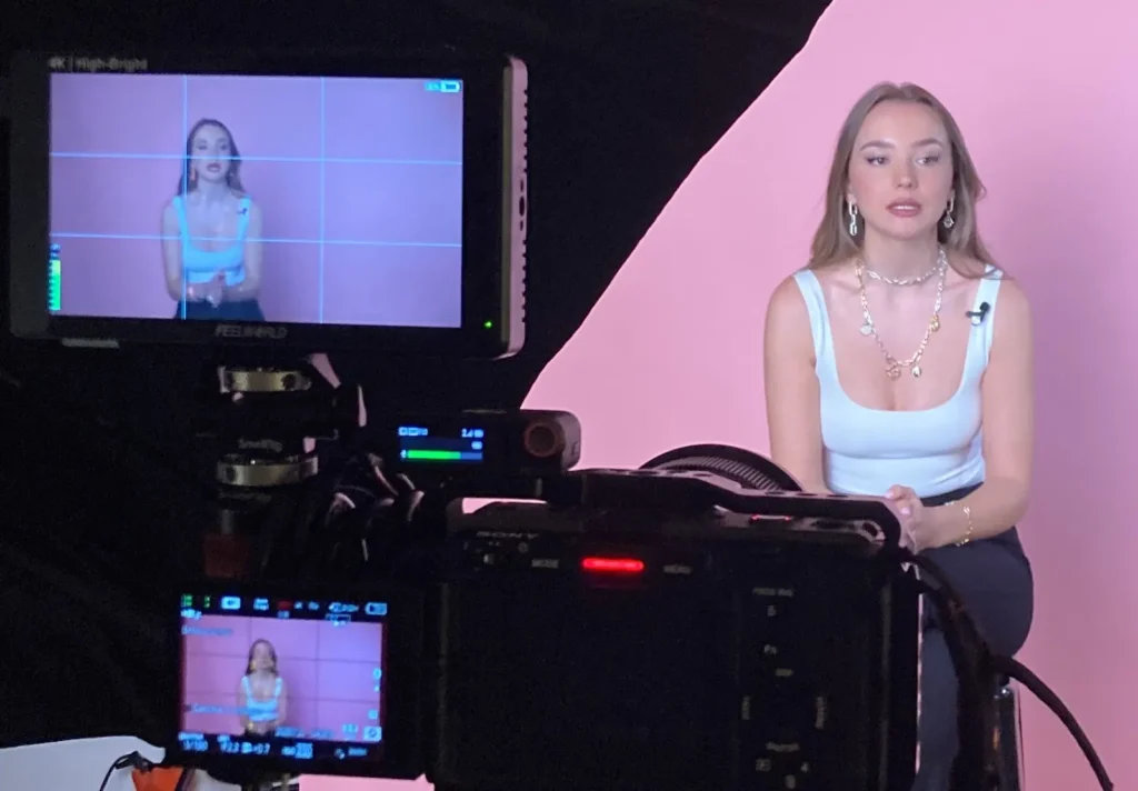 Grabación de vídeo para redes sociales en estudio y cámara profesional enfocando a la influencer Fabiana Sevillano