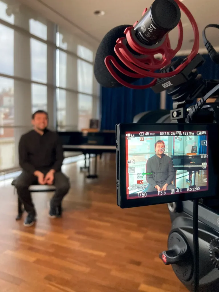 Grabación de vídeo corporativo en Madrid con cámara profesional y micrófono de estudio