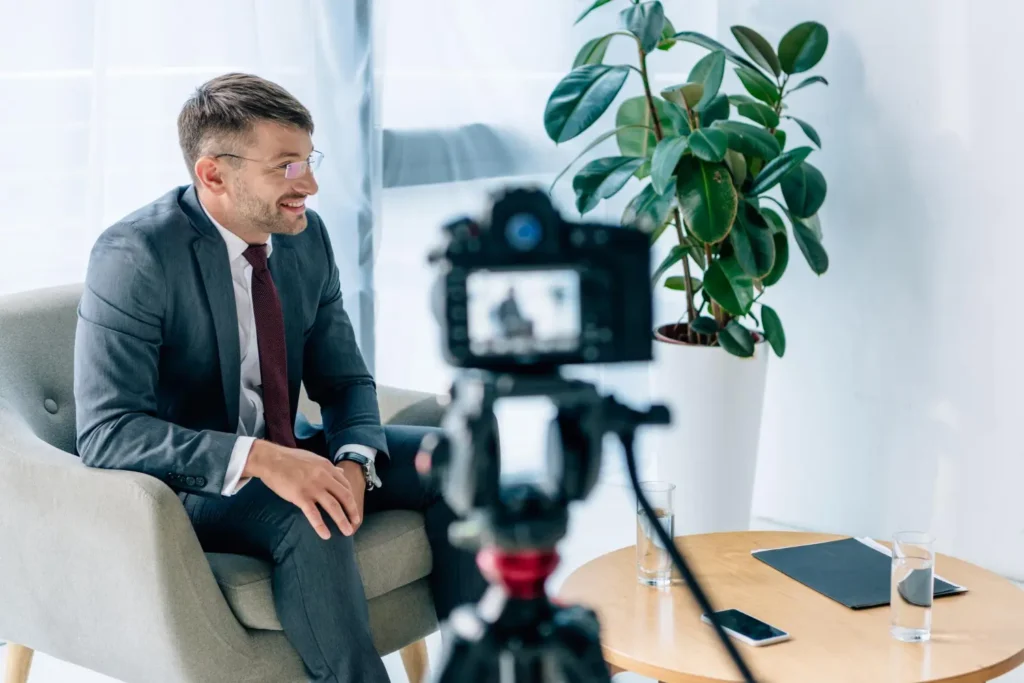 Proceso de grabación de un vídeo corporativo con entrevista a un profesional