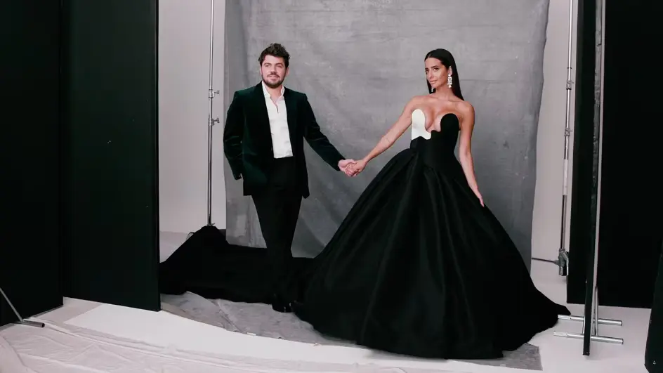ejemplo de iluminación y encuadre profesional en video con dos personas posando en estudio