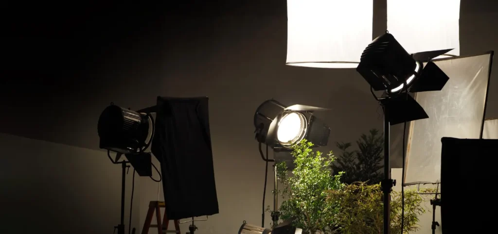 Ejemplo de iluminación profesional en estudio mostrando cómo iluminar para grabar vídeo con focos LED y softbox en interior