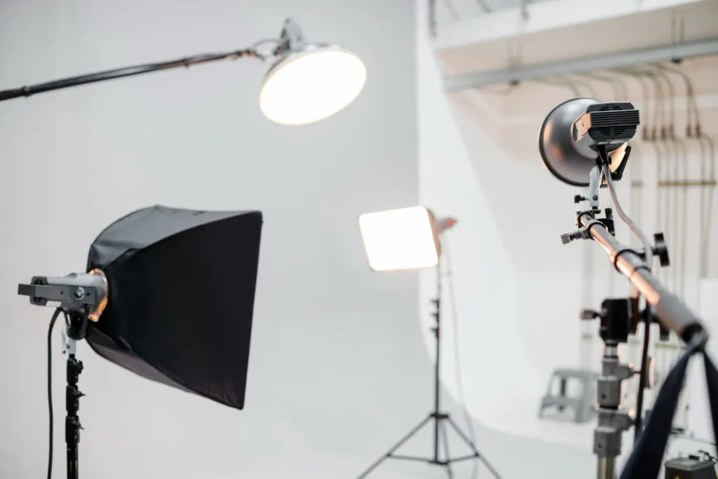 Ejemplo de iluminación para grabar videos con softbox y focos profesionales en un set de grabación