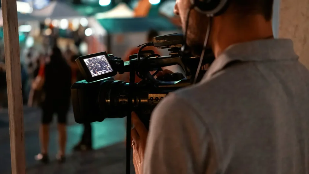Operador de cámara durante una producción audiovisual en un evento