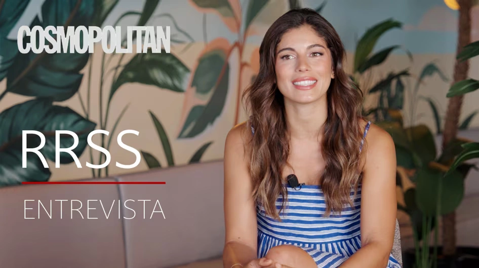 Entrevista para redes sociales de Cosmopolitan con una creadora de contenido frente a cámara